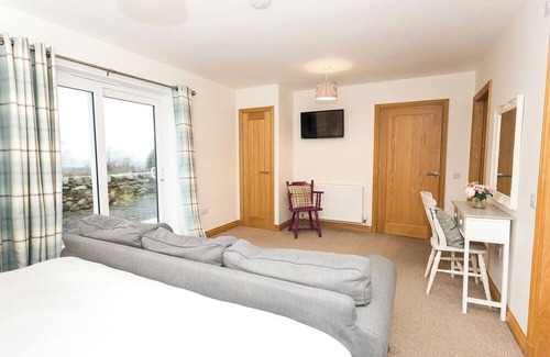 Gatehouse-of-Fleet Cottage | Fantastic three bedroom cottage offering open plan living, with hot tub.