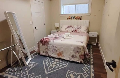 White Rock House | Charming 2-bedroom house in brilliant White Rock with AC, WiFi