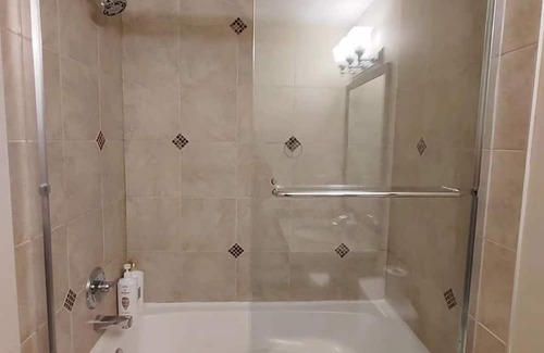 White Rock House | Charming 2-bedroom house in brilliant White Rock with AC, WiFi