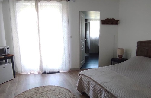 Nogent-l'Artaud Bed & Breakfast | Bedroom with separate entrance, private bathroom and terrace