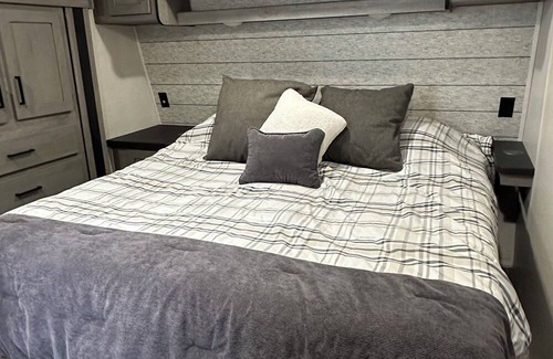 Cascade House | Luxury RV! Panoramic views of Cascade - Perfect for a Relaxing Getaway!