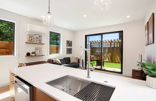 Southeast Magnolia House | Newly Built Magnolia DADU with Spectacular Puget Sound Views - Available for 30+ Night Stays