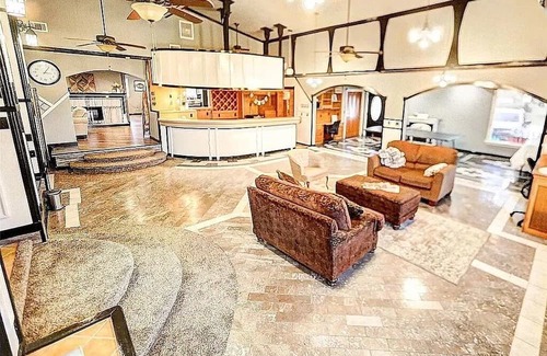 Pryor House | Expansive 3700+ sq ft retreat w/ sauna! Minutes to antique shops.