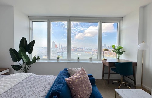 Williamsburg Apartment | Skyline Manhattan Views - Luxury Queen Suite - Outdoor Pool Williamsburg