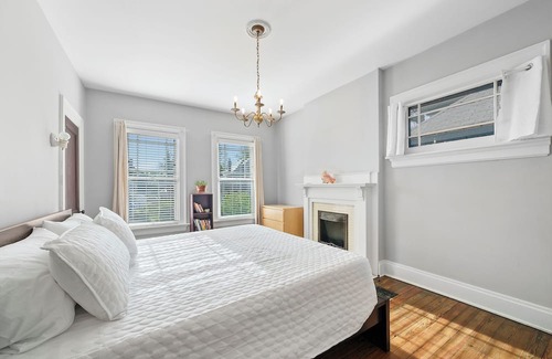 Franklin Park House | Urban Elegance Getaway – Historic 4 BDR in Trendy & Walkable Franklin Park!