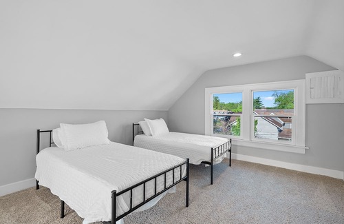 Franklin Park House | Urban Elegance Getaway – Historic 4 BDR in Trendy & Walkable Franklin Park!