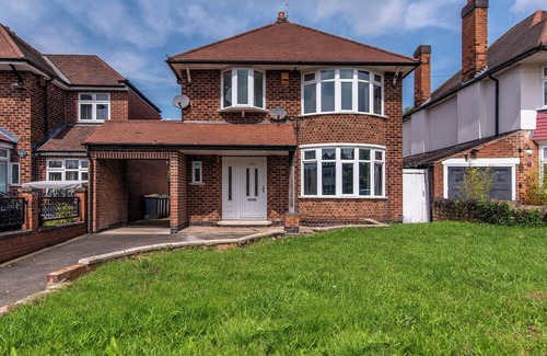Stapleford House | 4BR House in Bramcote with Driveway for 2 Cars