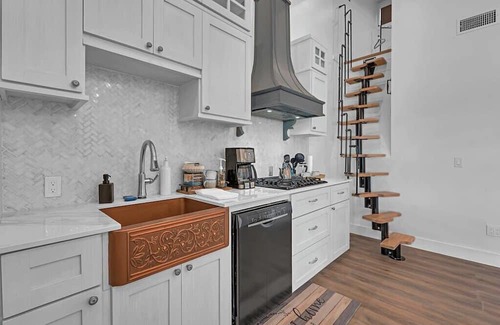 Waco Villa | Luxury Haven Farm Stay - The Croissant Suite