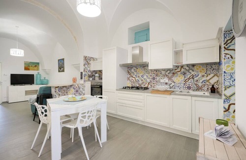 Speziale House | Holiday Home 'Casa Lauviah' with Private Terrace, Wi-Fi and Air Conditioning