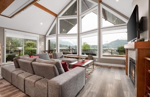 Hope House | Escape to Serenity: Lake Retreat with Majestic Mountain Views!