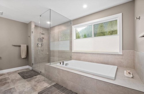 Hope House | Escape to Serenity: Lake Retreat with Majestic Mountain Views!