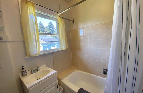 Berkeley Hills House | Beautiful furnished one bedroom apartment in North Berkeley