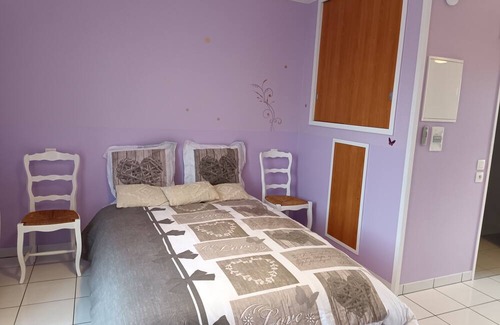 Villeperdue Apartment | Le Calme à La Maison Rose à la Maison