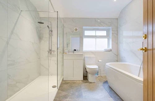 Brentwood House | Stunning Newly Fully Furnished Bedroom Ensuite