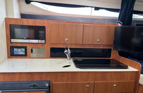 Richmond City Centre Boat Rental | 5 minutes to YVR, 30 minutes to downtown. Stay cozy on a boat!