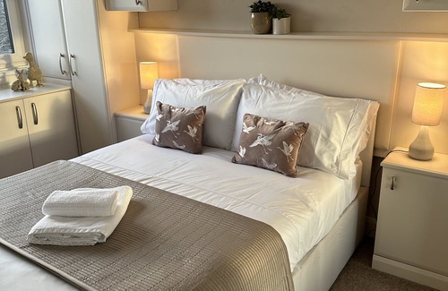 Largs Apartment | Woodbank View, Largs - fabulous modern sea view apartment with parking