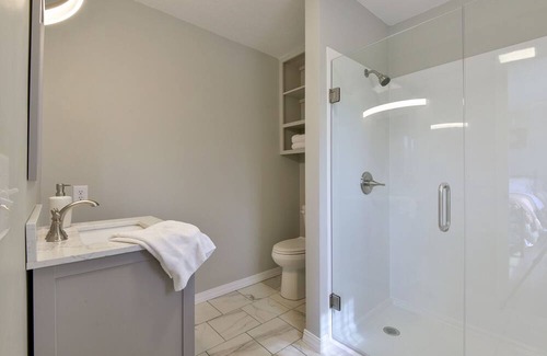 Shell Knob House | Walking distance to swim beach, boat launch, marina & restaurant! Space for 9!