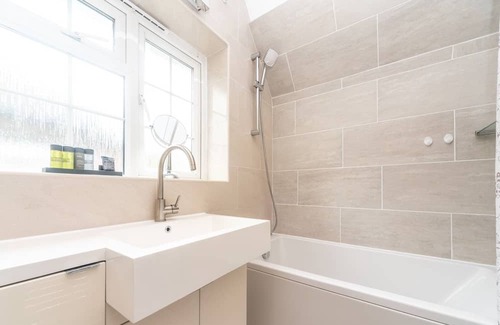 Worcester Park Apartment | Lovely, cosy gem with free parking | Pass the Keys