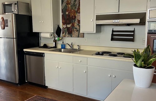 Charlottesville Cottage | Wine Country Cottage in charming Charlottesville /Ivy VA - WiFi AC Pets Welcome