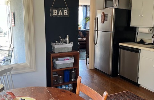 Charlottesville Cottage | Wine Country Cottage in charming Charlottesville /Ivy VA - WiFi AC Pets Welcome