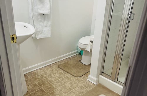 Simpsonville House | Cozy 1-bedroom house in tranquil Elkridge with WiFi, AC, fitness room