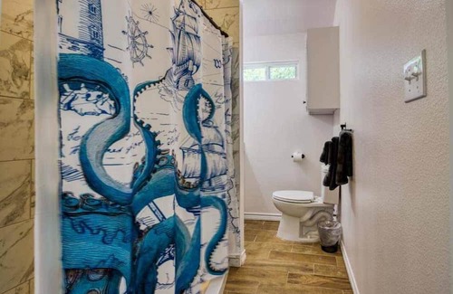 Aransas Pass Cabin | Escape to our TINY & cozy 2 bedroom cabin in Aransas Pass, perfect for families of up to 6