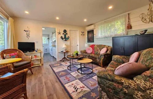 Chemainus Cottage | Salty Mermaid Cottage - ocean/mountain/sunset views