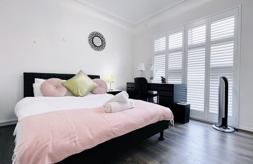 Sandringham Villa | Near Beach House by GoodLive