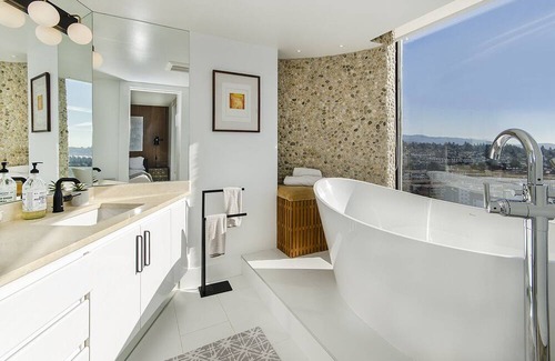 Lower Lonsdale Condo | Lower Lonsdale Luxe - Panoramic Views!