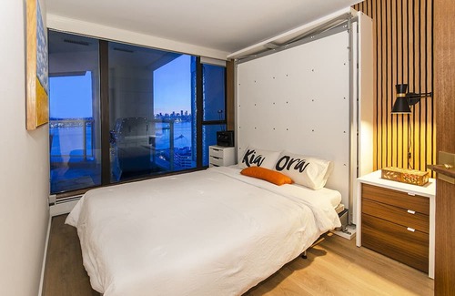 Lower Lonsdale Condo | Lower Lonsdale Luxe - Panoramic Views!