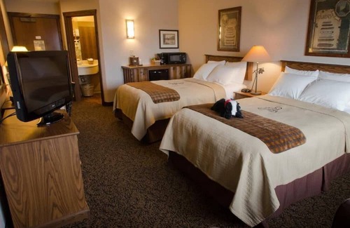 Onalaska House | Stoney Creek KC, Deluxe 2 Queen, Work Desk, Microwave | 3 Units