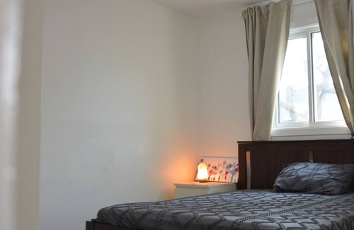 Ottawa Division House | 5mins to Airport, 15mins to Ottawa Downtown - Cozy 3 Bedroom Home for Explorers