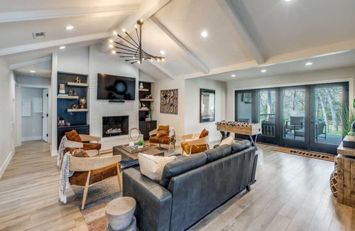 College Station House | 3 Mi to Kyle Field-1.5 Acre-Fire Pit/Patio-3500 sf