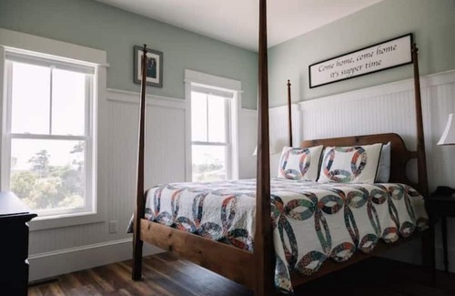 Wanchese Cottage | Perfect fishing village retreat with boat parking