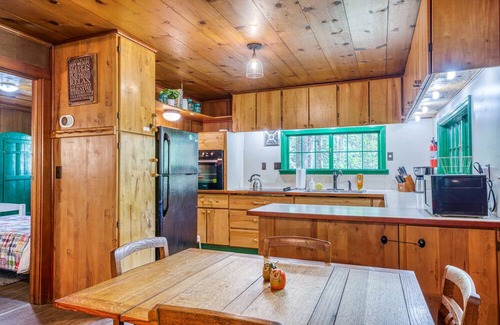 Marion Cabin | Pet-Friendly Cozy Cabin in Peaceful Setting