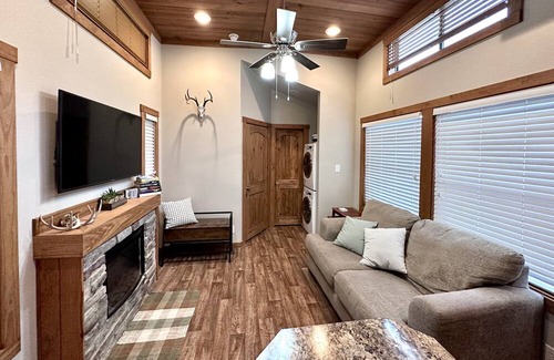 Lindale Cabin | Cozy cabin on the edge of the woods yet close to downtown Lindale.