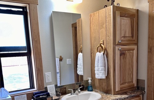 Lindale Cabin | Cozy cabin on the edge of the woods yet close to downtown Lindale.