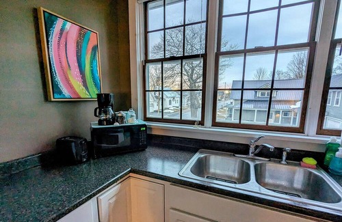 Eastern Vermont House | Escape to Lion Rentals: Unwind with Irie Vibes & Vermont Chill