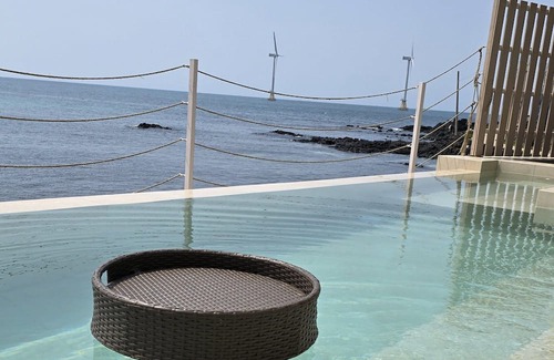 Hallim Villa | 제주시 서쪽에 위치한 바다 바로 앞 신상 풀빌라 신축, 하루 1팀, 24시간 온수 인피니티 풀, 자쿠지, 운이 좋으면 돌고래도 볼 수 있습니다