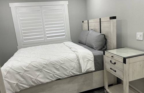 Westminster House | .5 mi-Little Saigon/Disney-8 mi/KTown-.5mi