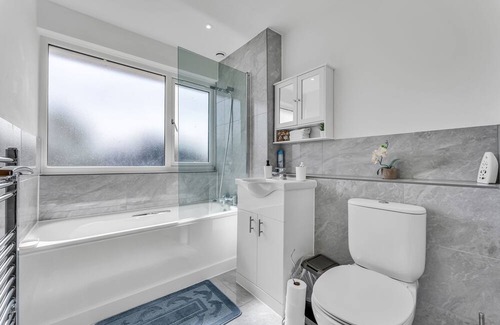 Eltham South House | Comfortable suburban setting with greenery and residential homes