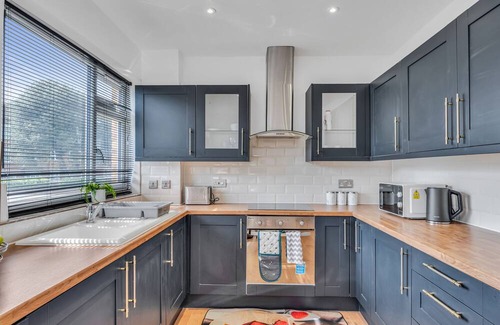 Eltham South House | Comfortable suburban setting with greenery and residential homes