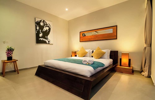 Charneca de Caparica e Sobreda House | 7 Bedroom Villa With Swimming Pool and Garden in Golf Course Resort