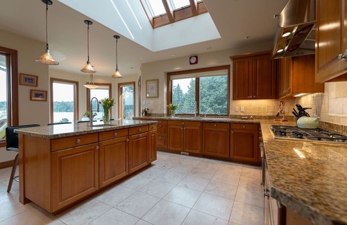 Kingston House | Waterview Estate: Luxurious 6 Bd/7 BA | Savvy VRM
