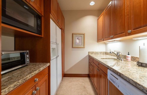 Kingston House | Waterview Estate: Luxurious 6 Bd/7 BA | Savvy VRM