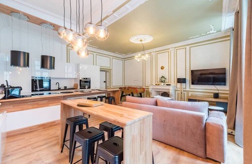 Guingamp Apartment | Logement D'exception : 10 Chambres et Babyfoot