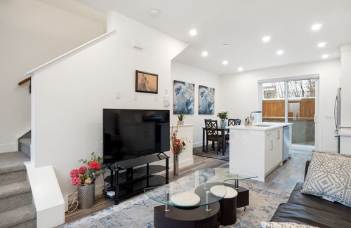 Bridgeland House | Discover Luxury With King Bed and Free Parking in Bridgeland