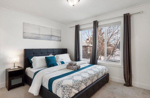 Bridgeland House | Discover Luxury With King Bed and Free Parking in Bridgeland