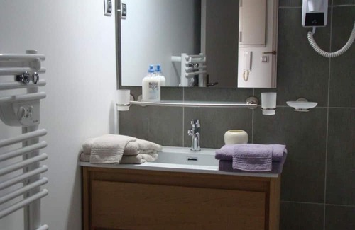 Saint Seurin - Fondaudege Apartment | Apartment 'Le Turenne' with Private Terrace, Wi-Fi and Air Conditioning