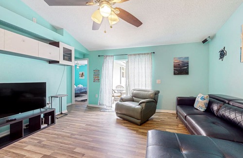 Thousand Oaks House | Sunny dog-friendly home with private pool, pool spa, lanai, & BBQ